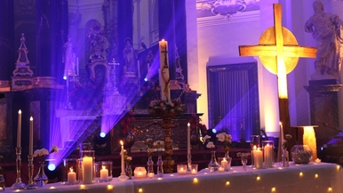 Am Vorabend des Pfingstsonntages feierten Jugendliche und junge Erwachsene gemeinsam mit Bischof Dr. Michael Gerber eine Pfingstvigil im Fuldaer Dom.